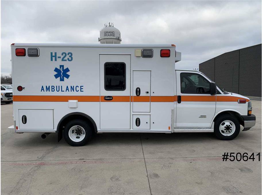 Used 2014 Chevrolet Express 4500 w/ Ambulance Package RWD image 5