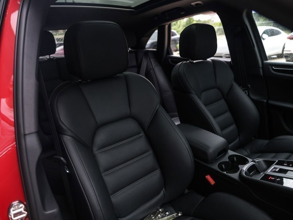 Certified 2025 Porsche Macan image 35