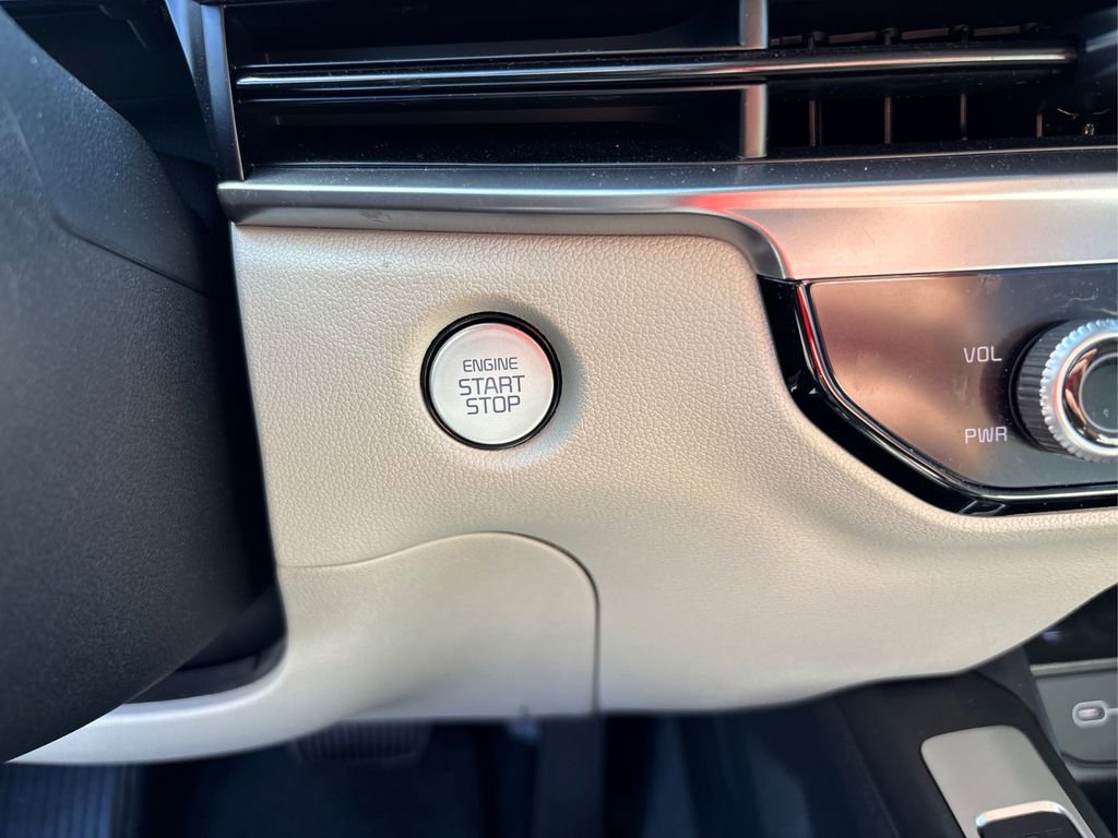 Certified 2025 Kia Sorento S image 29