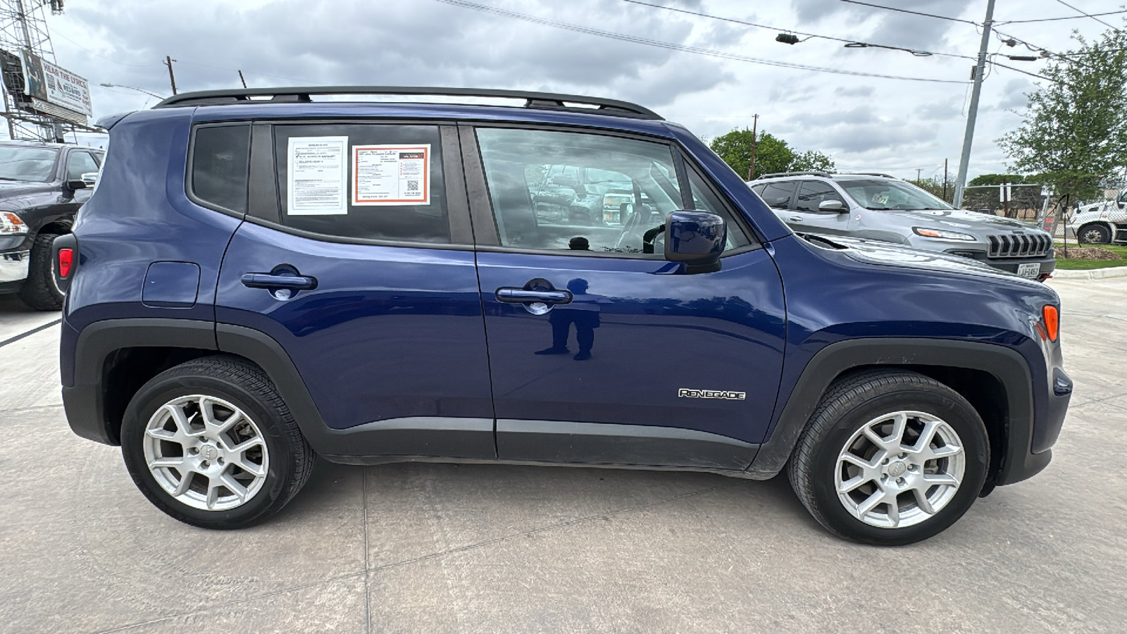 Used 2021 Jeep Renegade Latitude FWD image 4