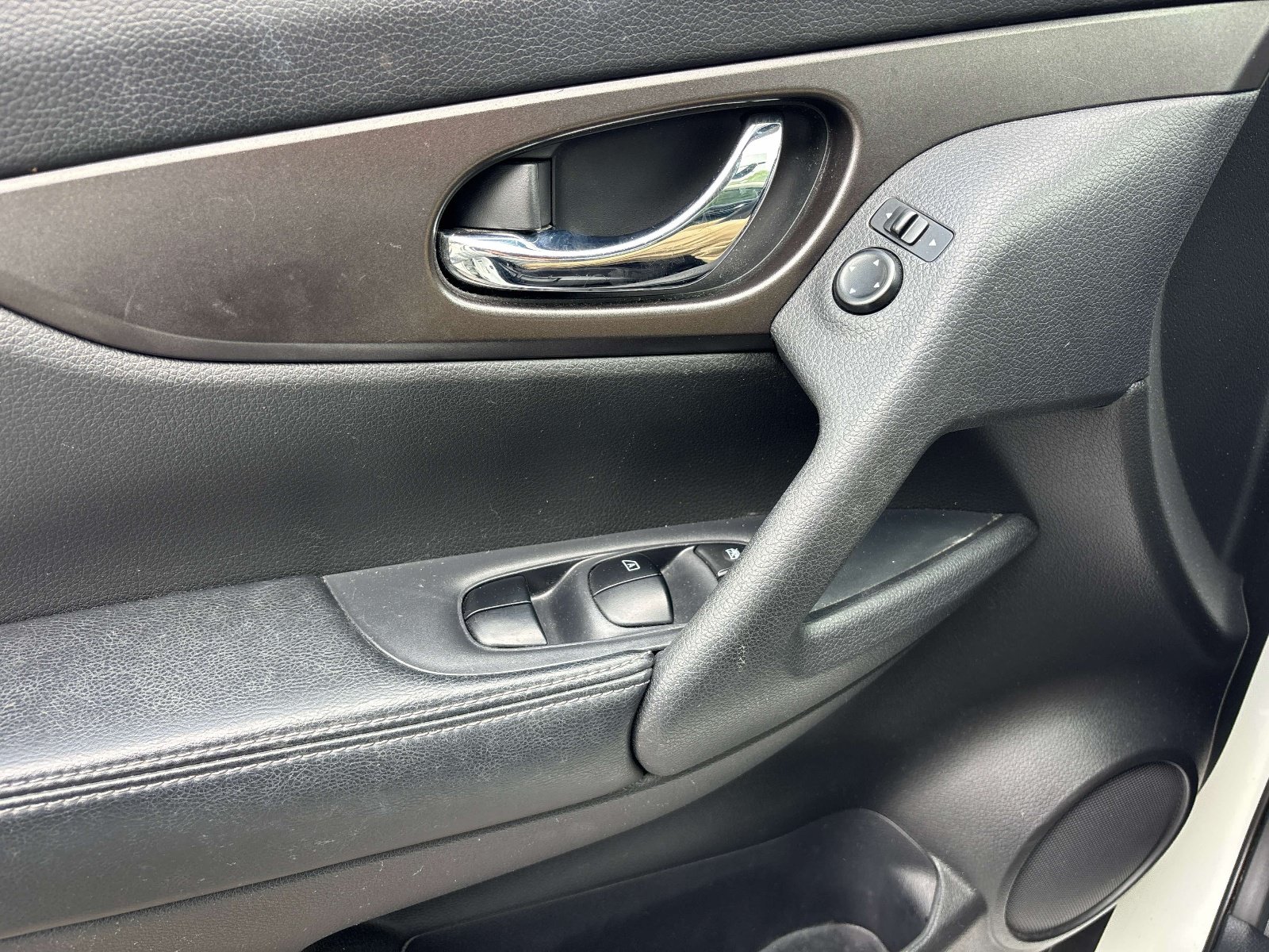 Used 2014 Nissan Rogue S FWD image 14