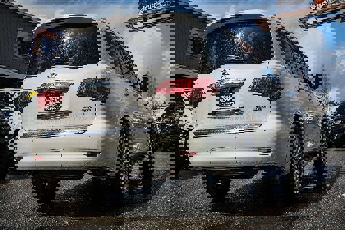 Used 2017 INFINITI QX80 4WD w/ Deluxe Technology Package image 3