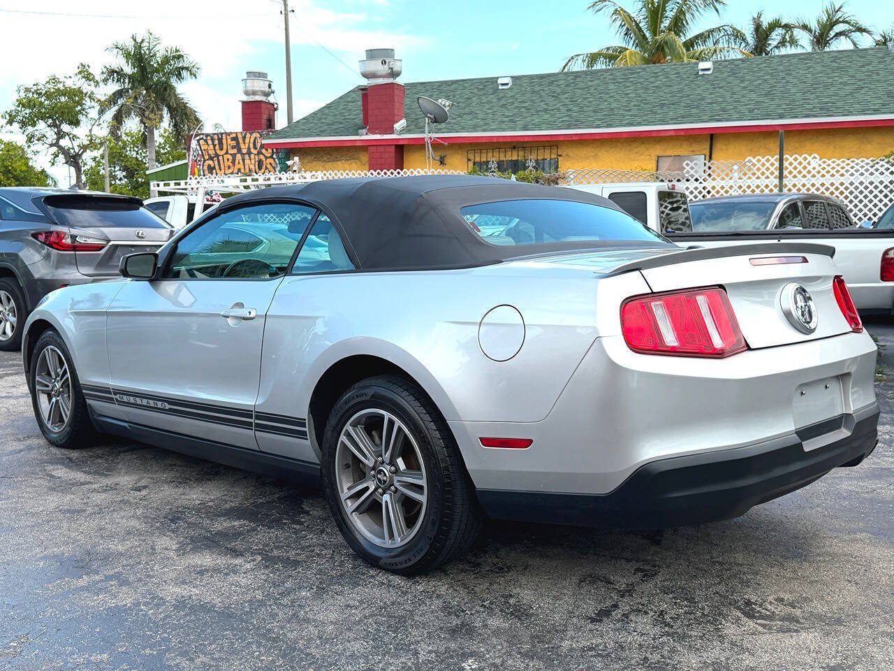 Used 2010 Ford Mustang Convertible RWD image 18