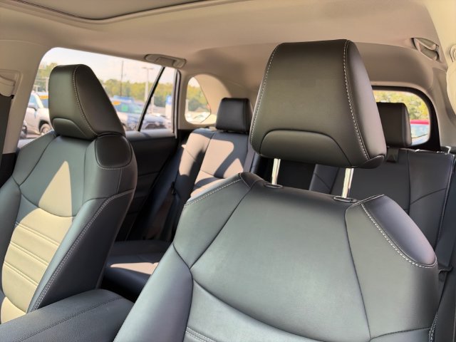 Used 2022 Toyota RAV4 XLE Premium AWD/4WD image 18