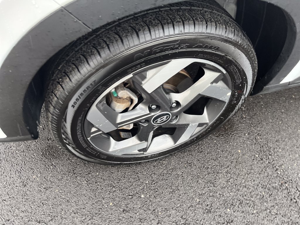 Used 2025 Hyundai Venue SEL FWD image 9
