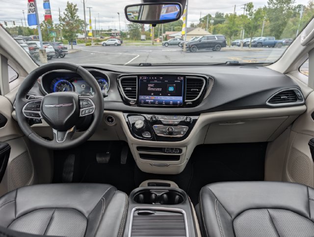 Used 2024 Chrysler Pacifica Touring-L FWD image 11