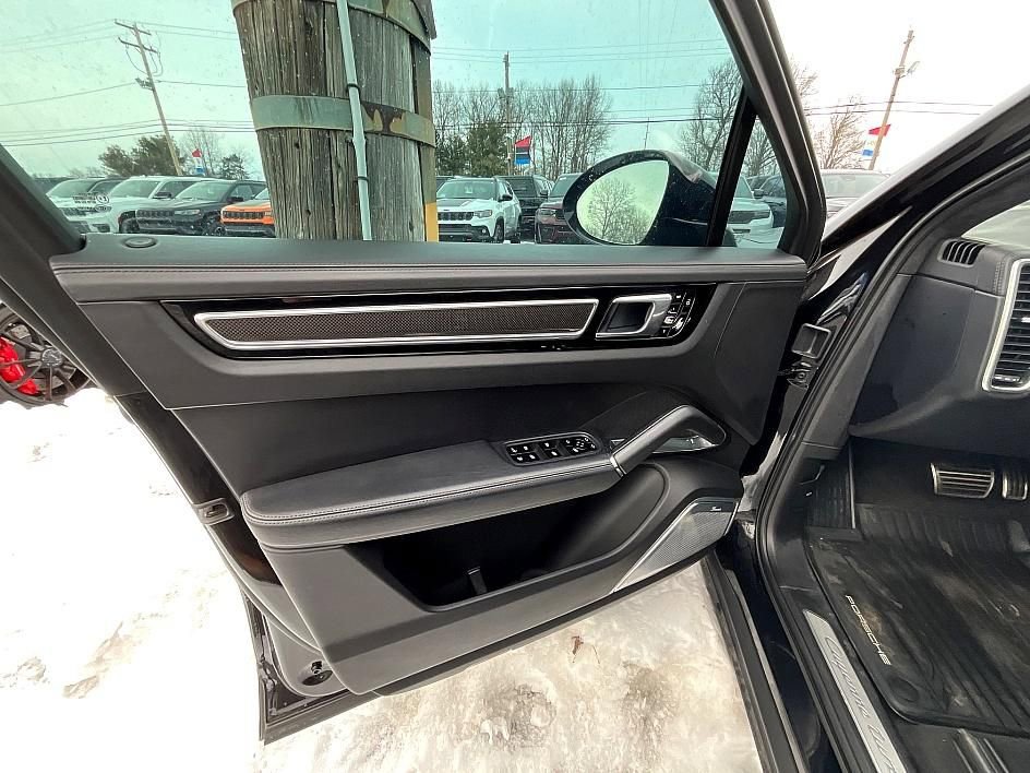 Used 2020 Porsche Cayenne Turbo S image 11