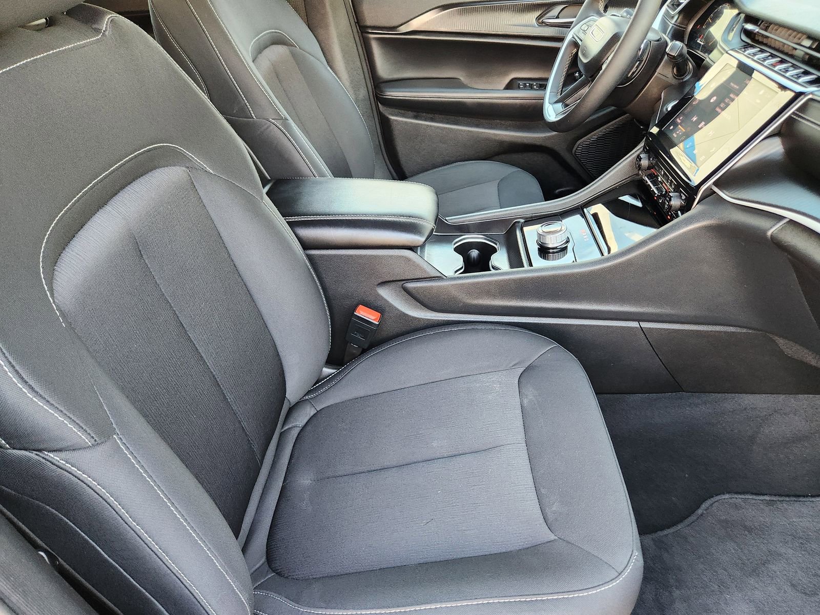 Used 2025 Jeep Grand Cherokee Laredo w/ Luxury Tech Group I image 14