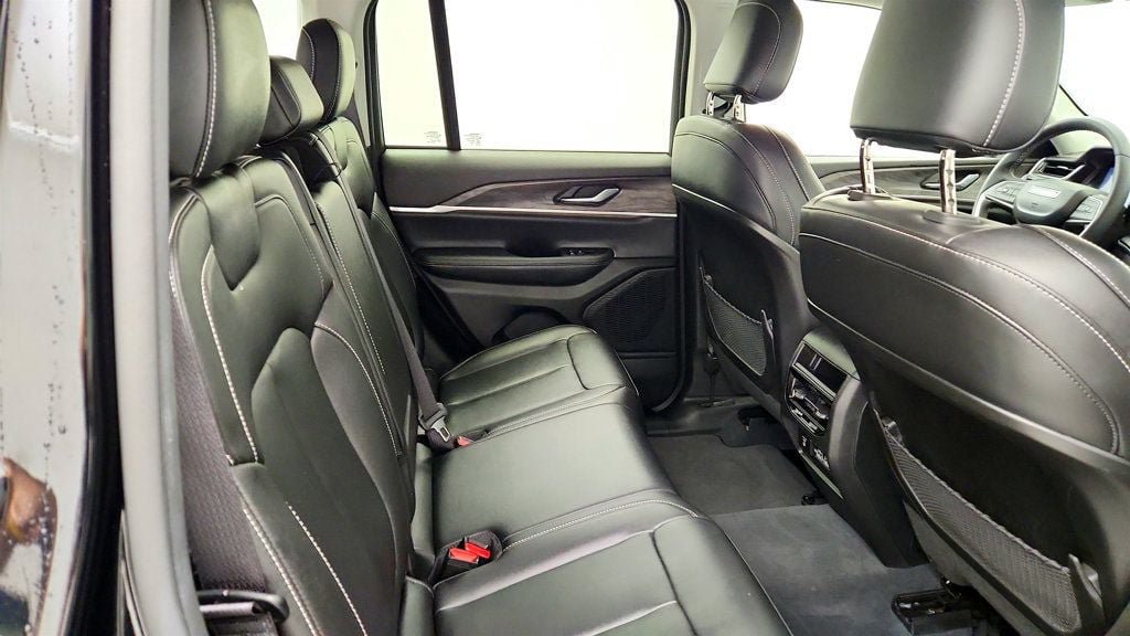 Used 2023 Jeep Grand Cherokee Limited AWD/4WD image 22