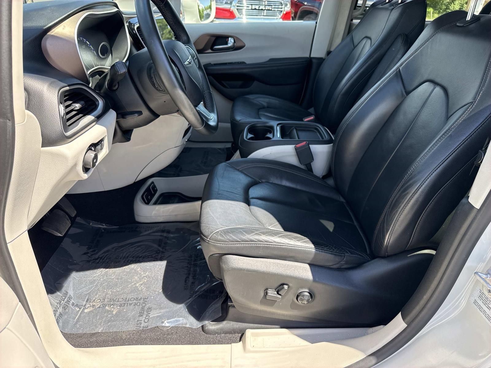 Used 2017 Chrysler Pacifica Touring-L FWD image 29