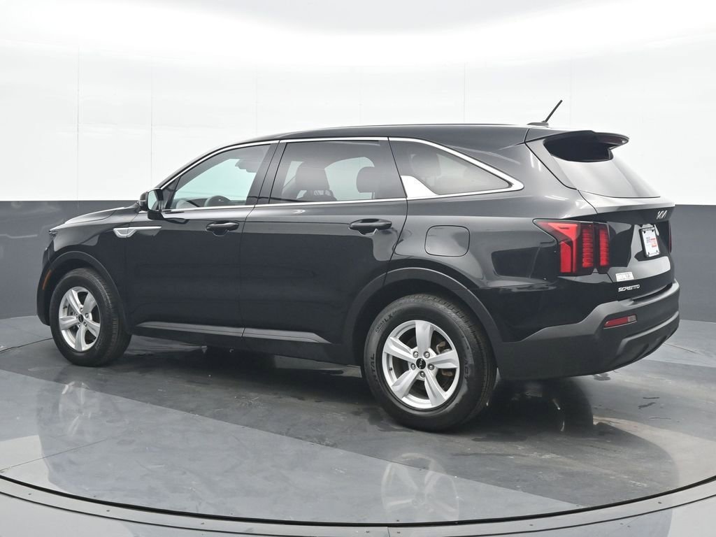 Used 2023 Kia Sorento LX image 4