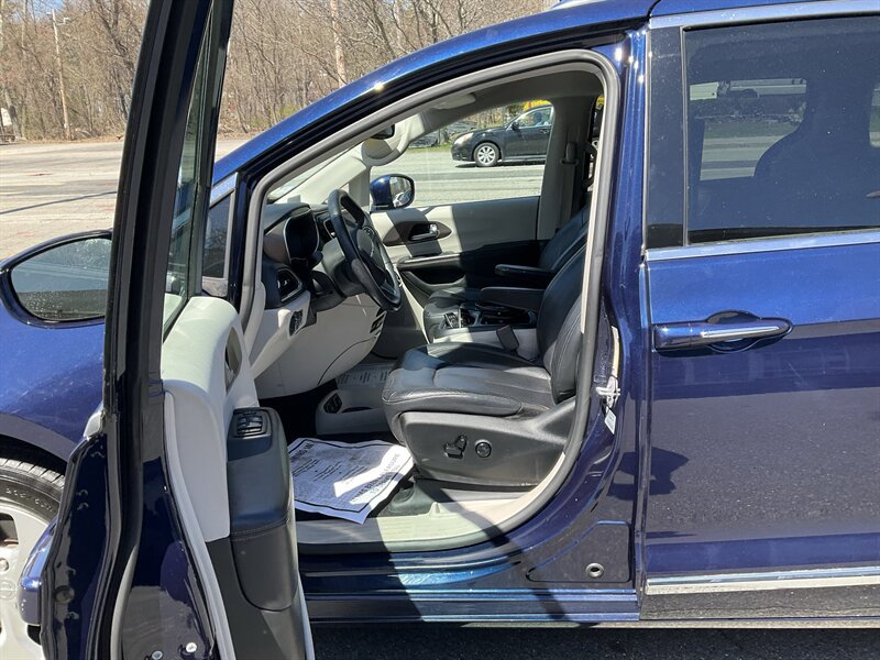 Used 2017 Chrysler Pacifica Touring-L Plus FWD image 19