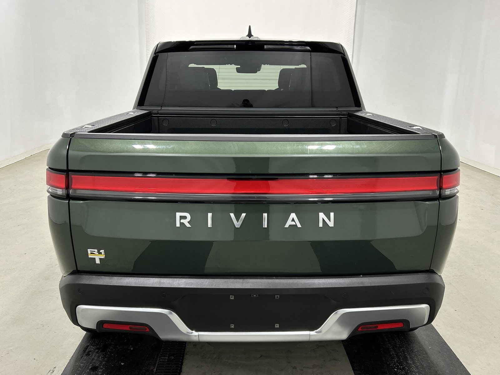 Used 2022 Rivian R1T Adventure image 4