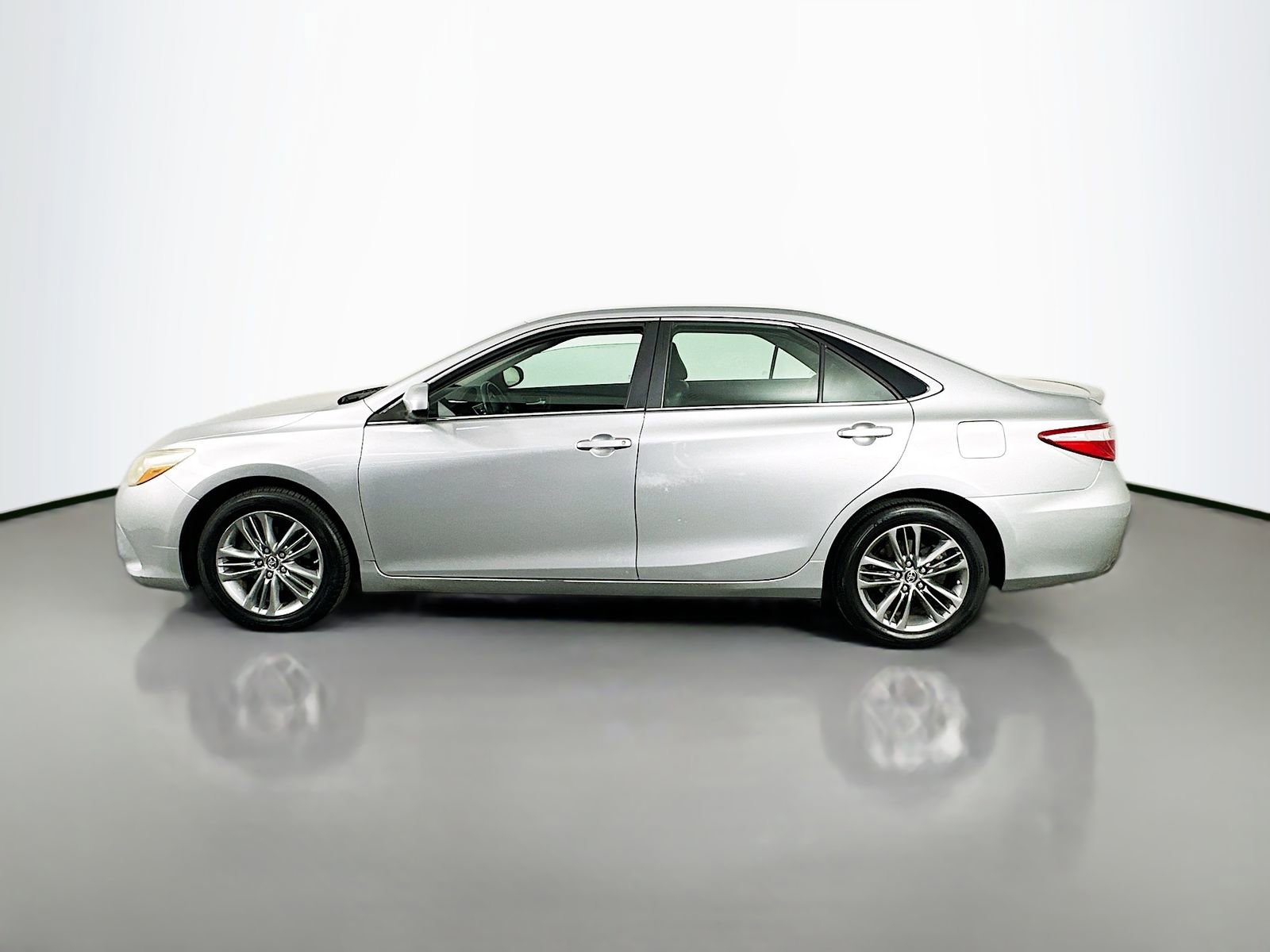 Used 2015 Toyota Camry SE FWD image 4