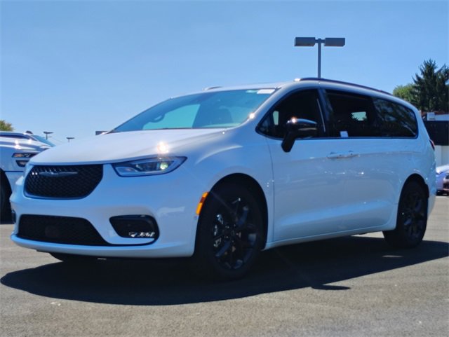 New 2026 Chrysler Pacifica Limited w/ Uconnect Theater Family Group image 11