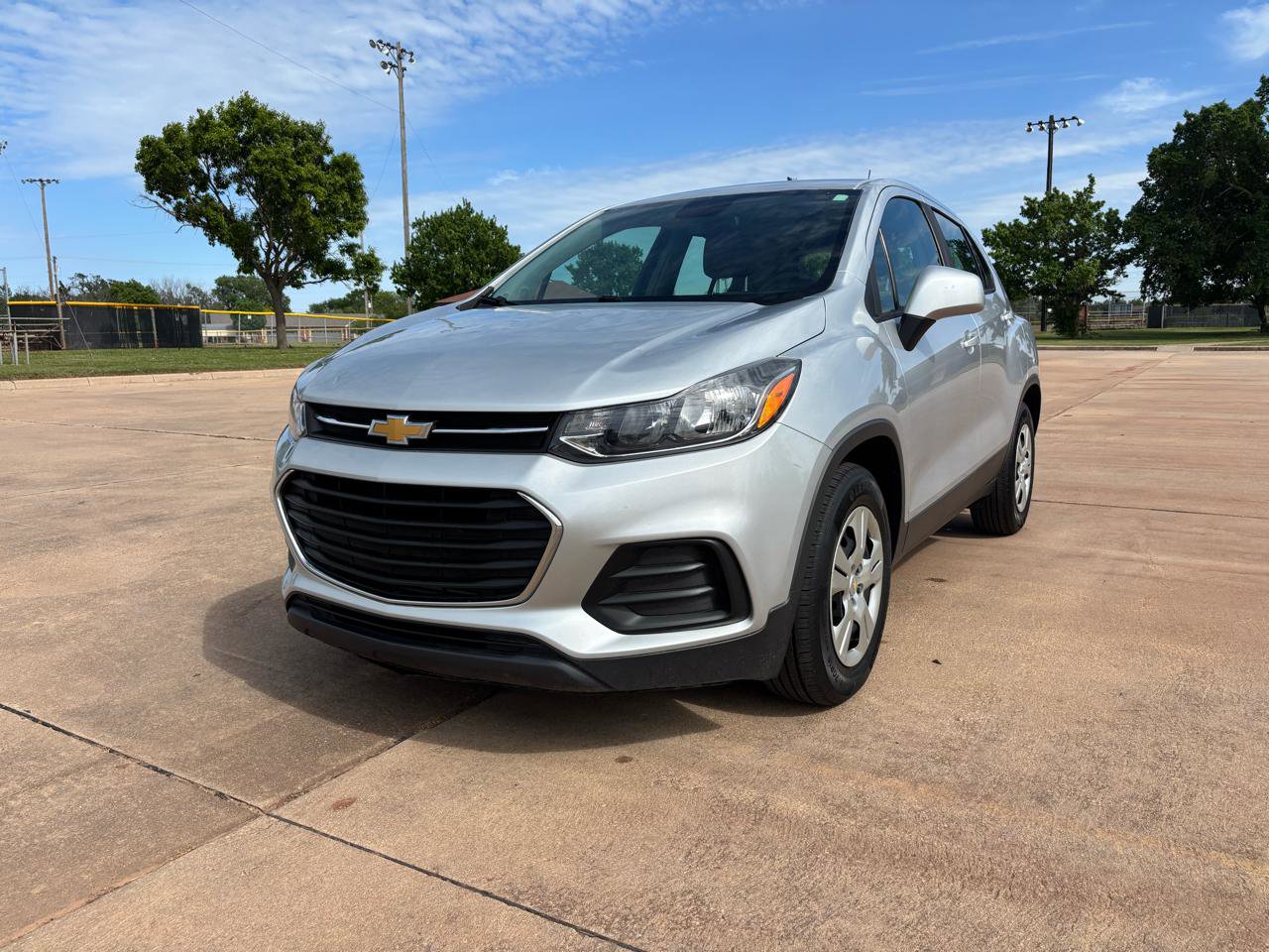 Used 2019 Chevrolet Trax LS w/ LPO, Cargo Package FWD image 3