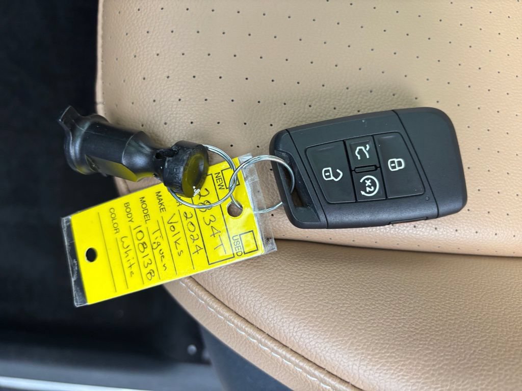 Used 2024 Volkswagen Tiguan SE R-Line AWD/4WD image 29