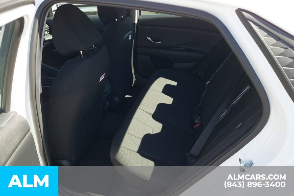 Used 2025 Hyundai Elantra Blue image 16