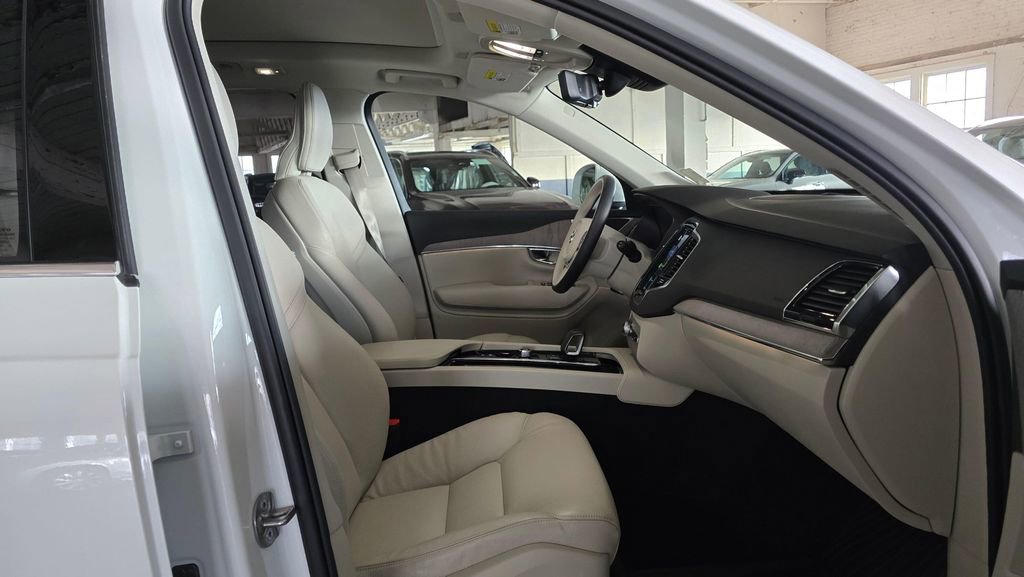 Certified 2025 Volvo XC90 T8 Plus image 10