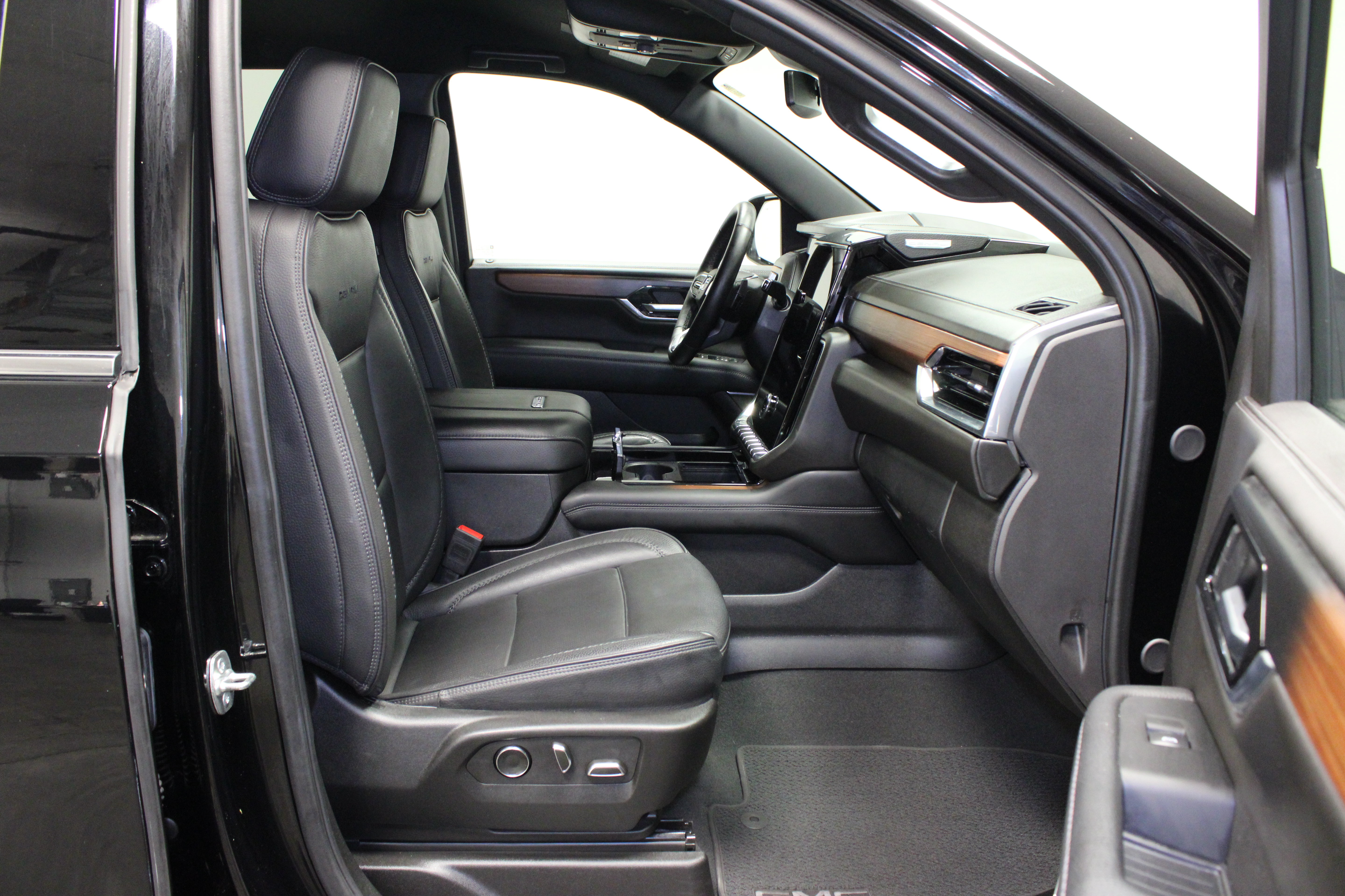 Used 2025 GMC Yukon Denali AWD/4WD image 15