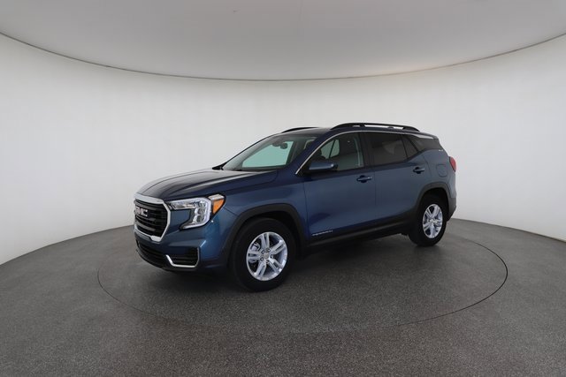 Used 2024 GMC Terrain SLE w/ Driver Convenience Package image 3