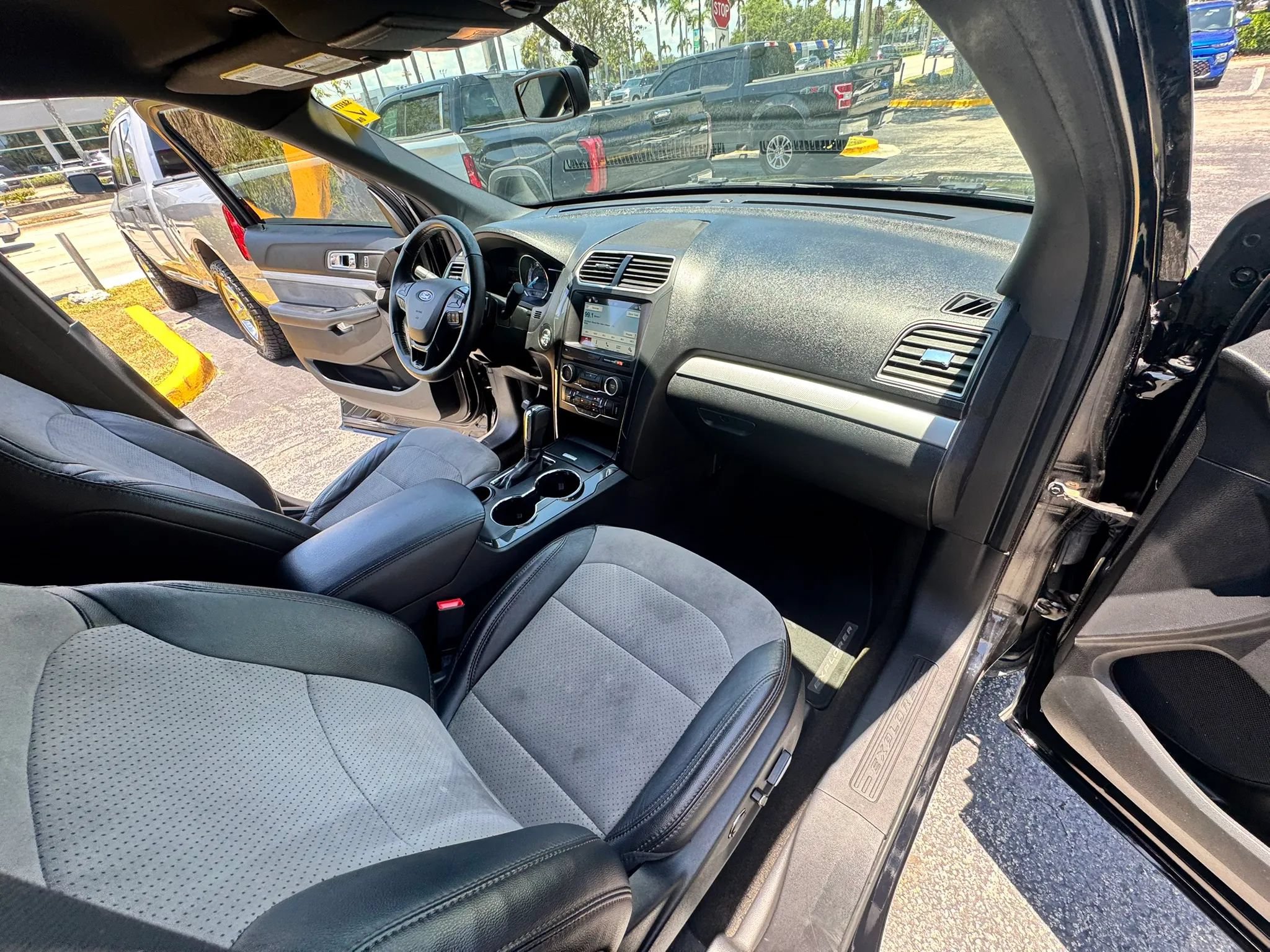 Used 2017 Ford Explorer XLT w/ Equipment Group 202A FWD image 17