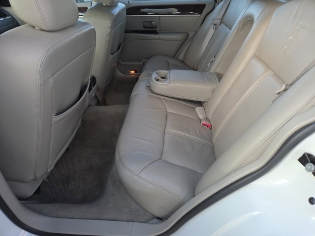 Used 2010 Lincoln Town Car Signature Limited image 11