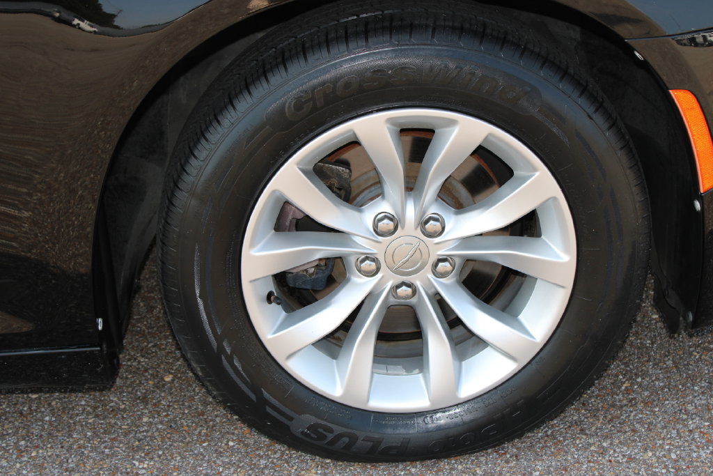 Used 2019 Chrysler 300 Touring RWD image 7