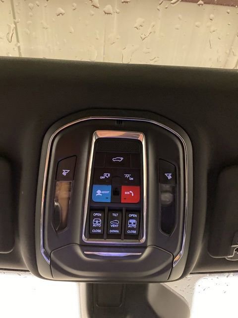 Used 2024 Jeep Grand Cherokee Limited w/ Black Appearance Package AWD/4WD image 16