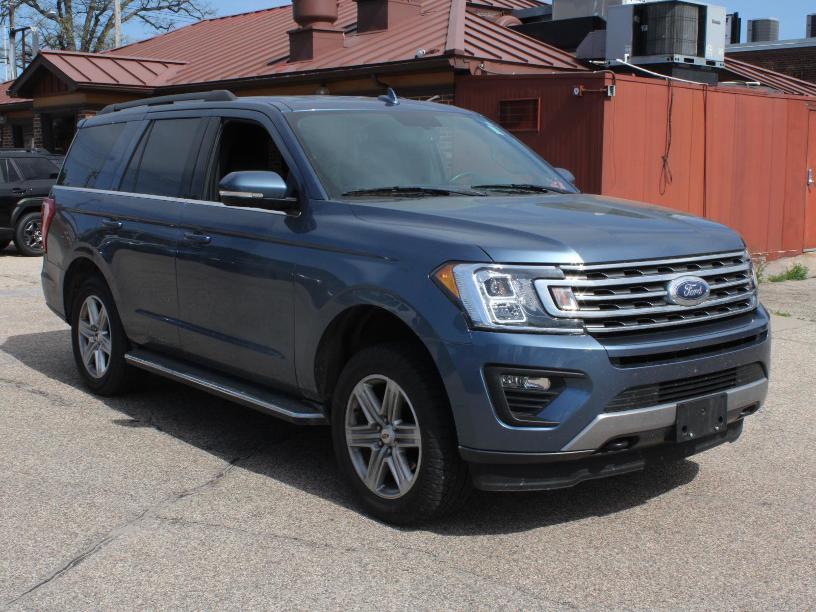 Used 2019 Ford Expedition XLT w/ Equipment Group 202A AWD/4WD image 3