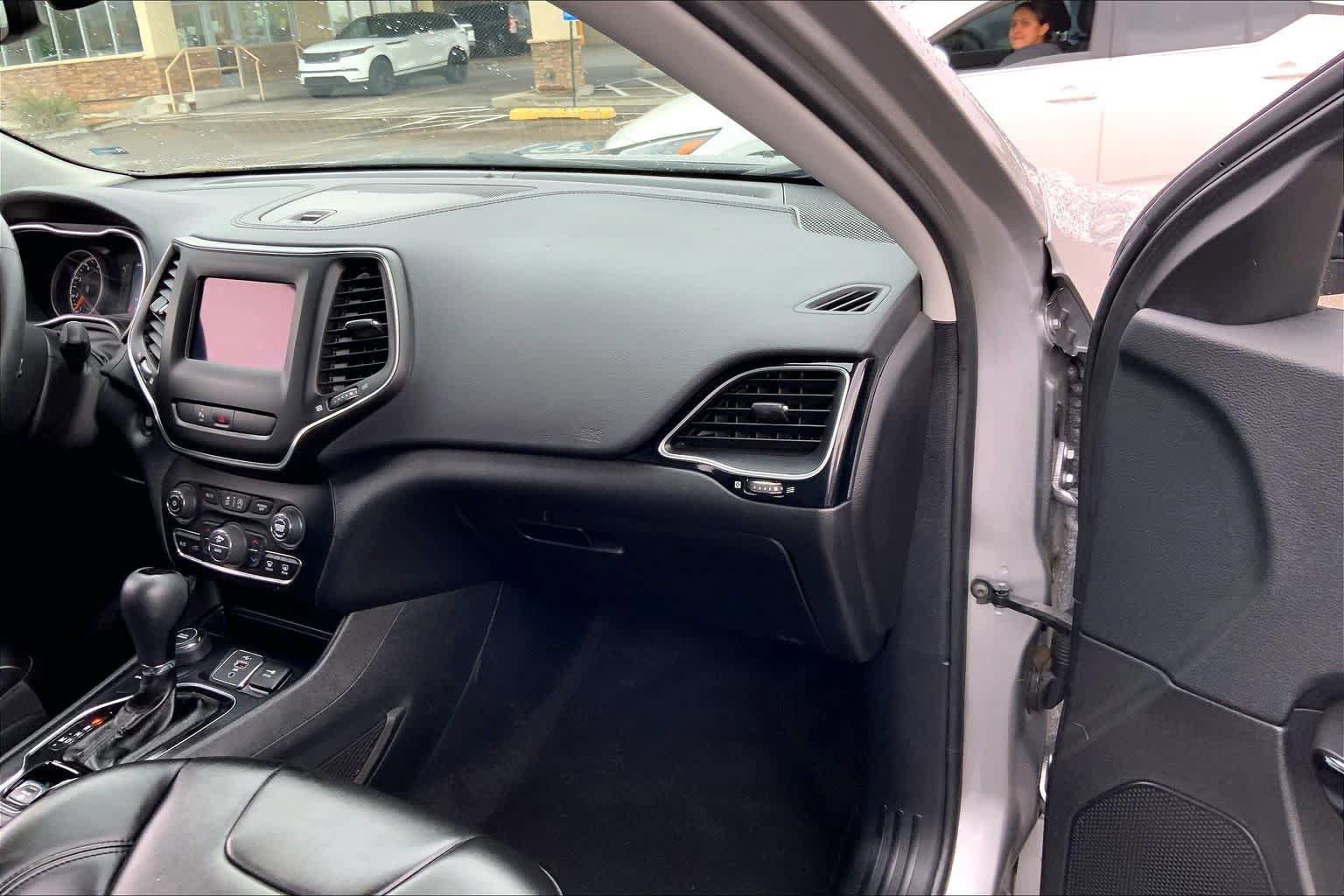 Used 2020 Jeep Cherokee Latitude Plus image 18