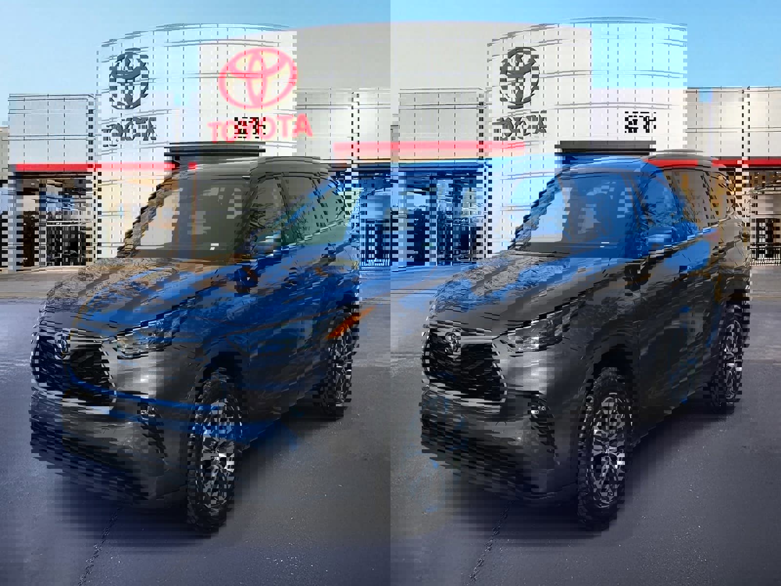 Used 2024 Toyota Highlander XLE image 1