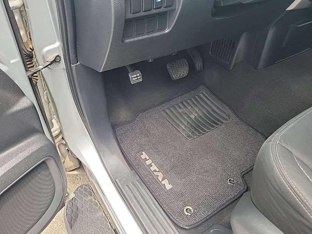 Used 2017 Nissan Titan SV AWD/4WD image 19