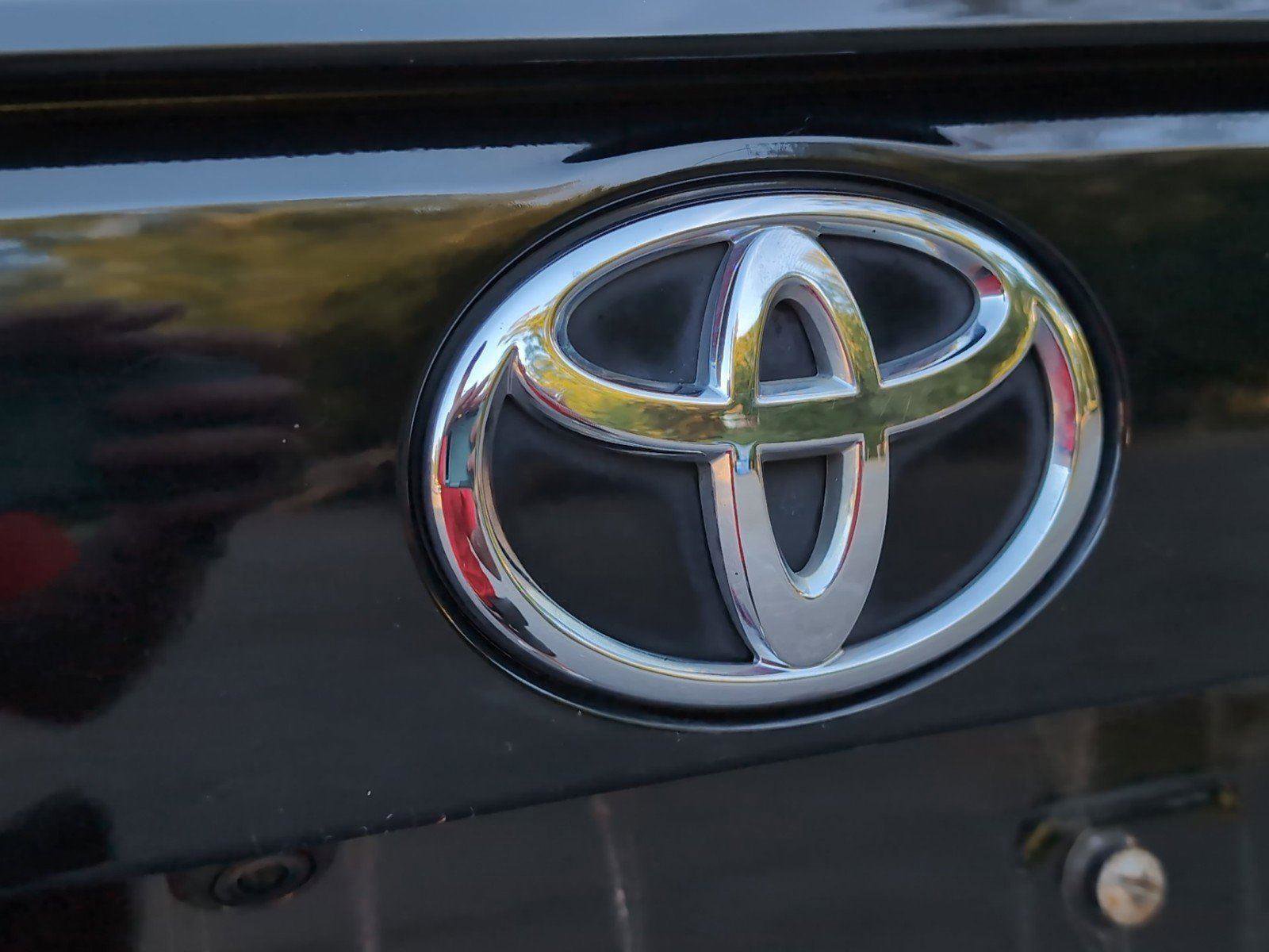 Used 2021 Toyota RAV4 XLE image 30