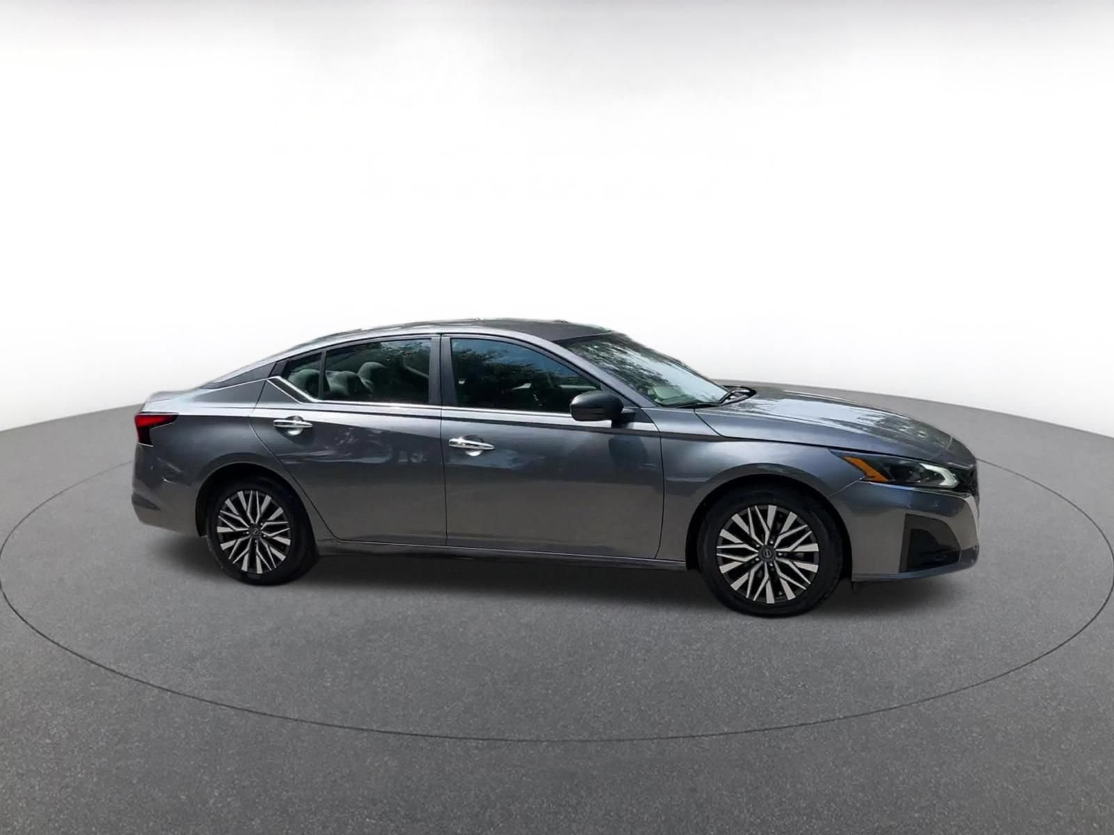 Used 2025 Nissan Altima 2.5 SV FWD image 2