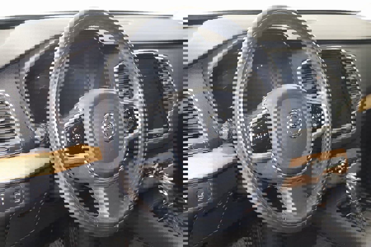 Used 2022 Volvo XC90 T6 Momentum w/ Climate Package image 6