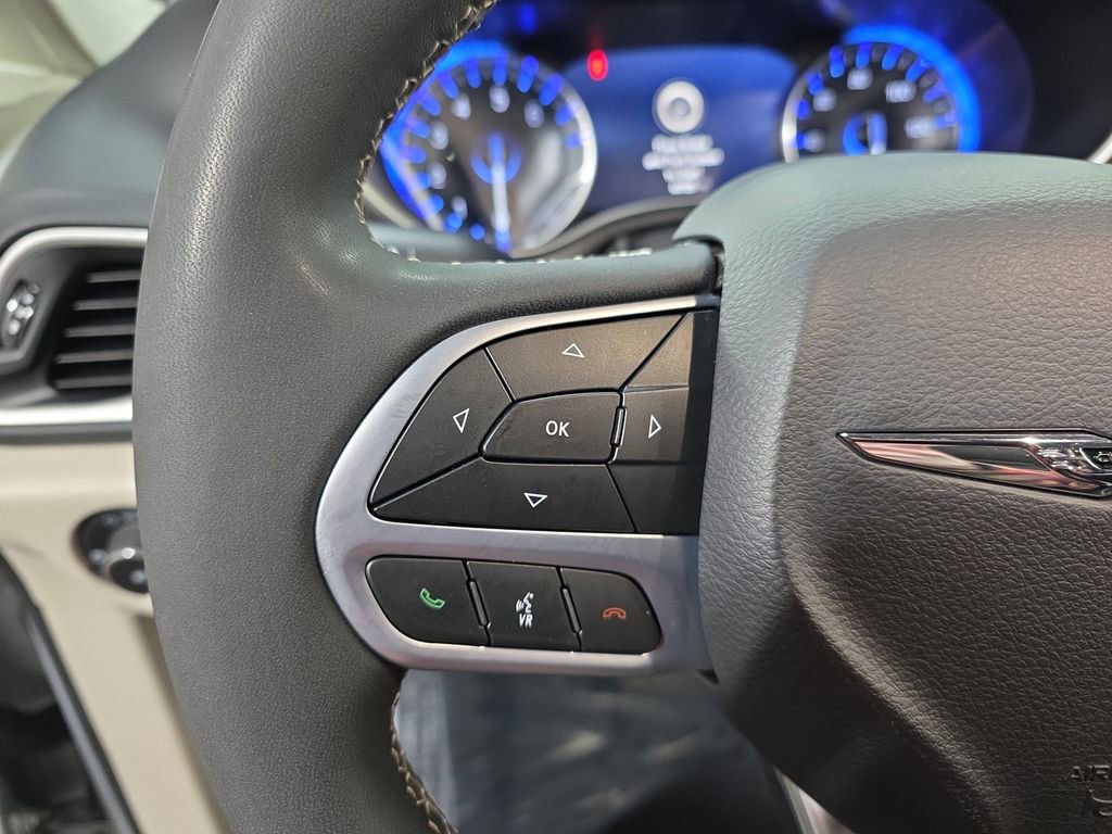 Used 2023 Chrysler Pacifica Touring-L image 19