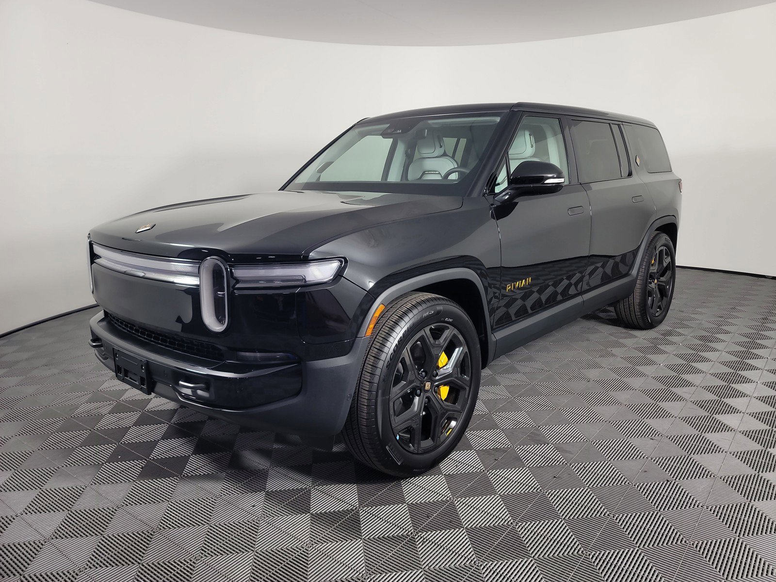 Used 2025 Rivian R1S Premium