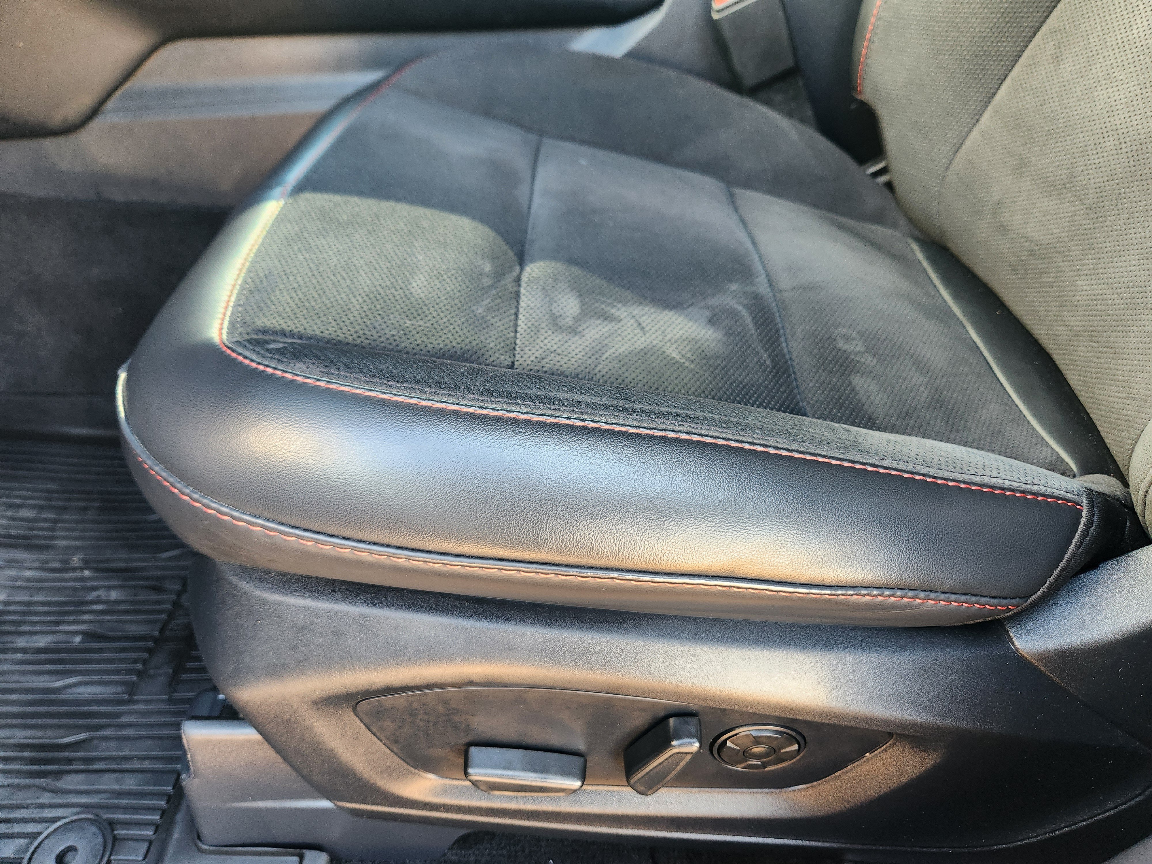 Used 2025 Ford Explorer ST AWD/4WD image 18