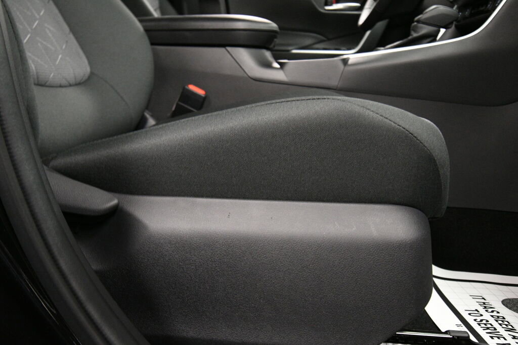 Used 2025 Toyota RAV4 XLE image 28