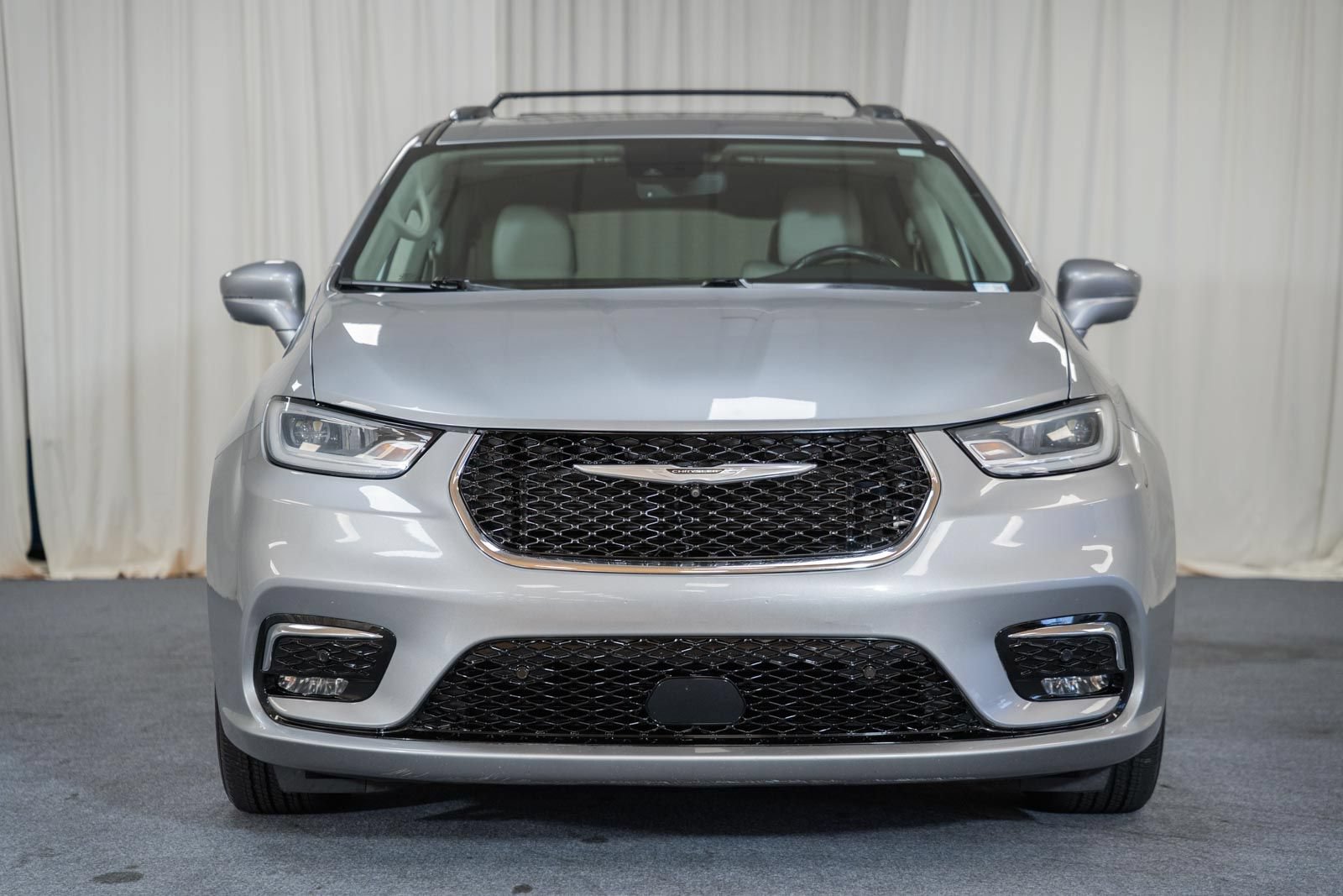 Used 2021 Chrysler Pacifica Touring-L w/ Uconnect Theater Family Group FWD image 2