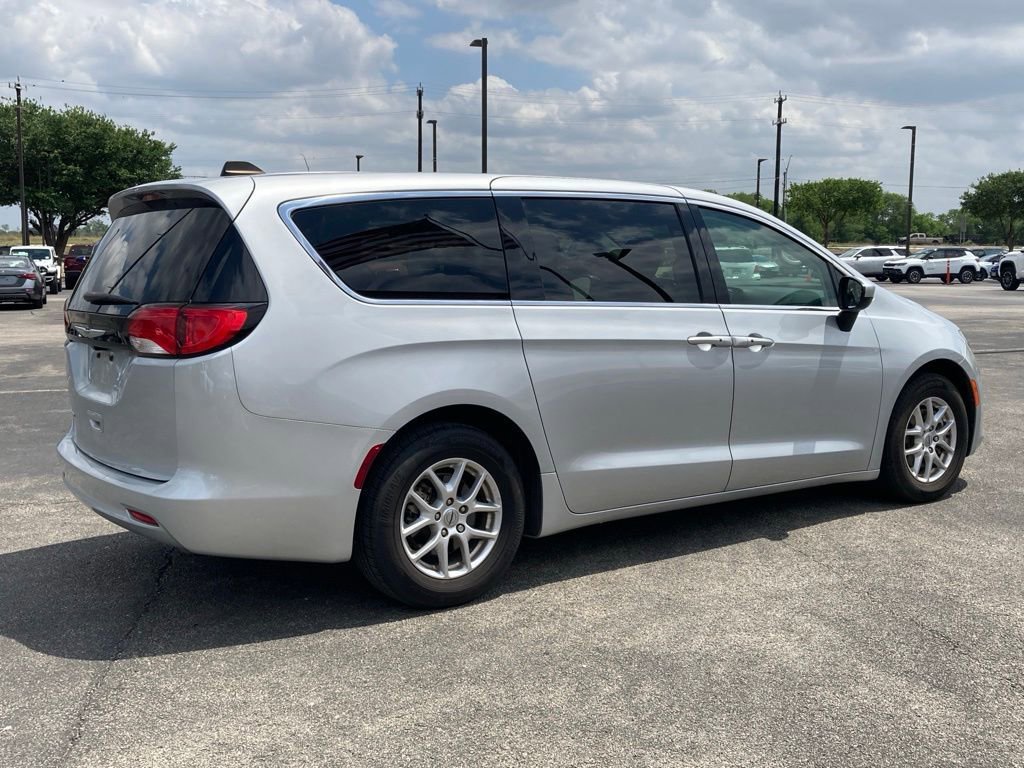 Used 2023 Chrysler Voyager LX image 5