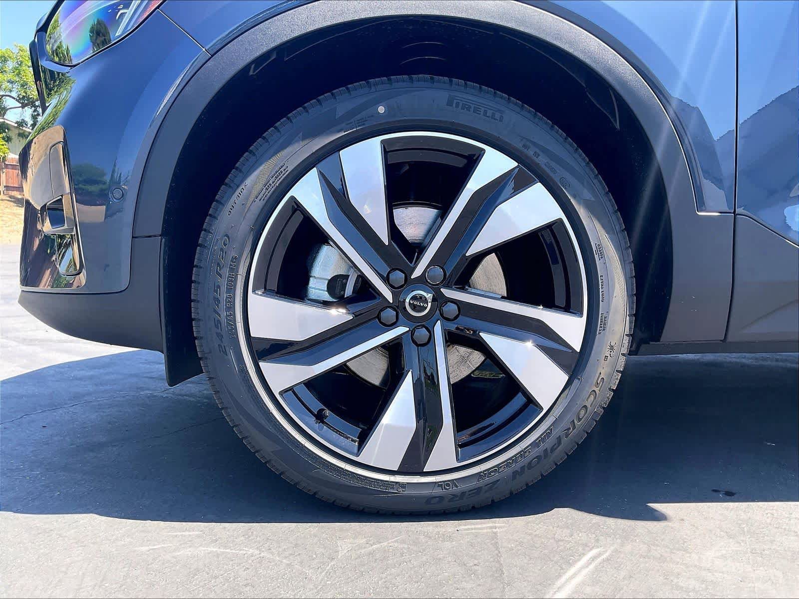 New 2026 Volvo XC40 B5 Plus w/ Protection Package Premier AWD/4WD image 14