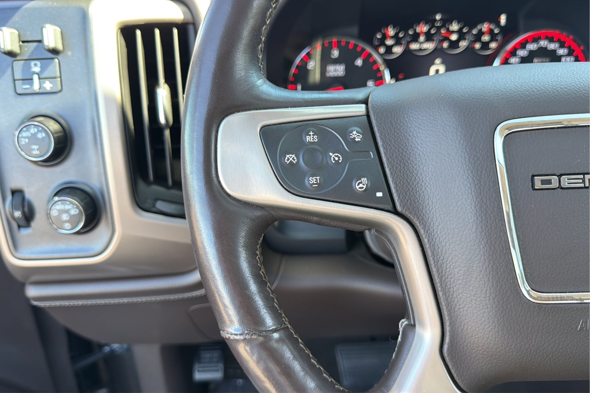 Used 2015 GMC Sierra 1500 Denali AWD/4WD image 27