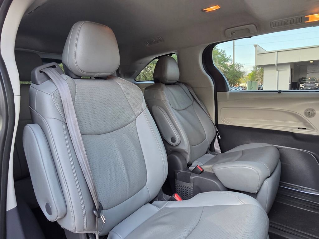 Used 2021 Toyota Sienna Limited image 18