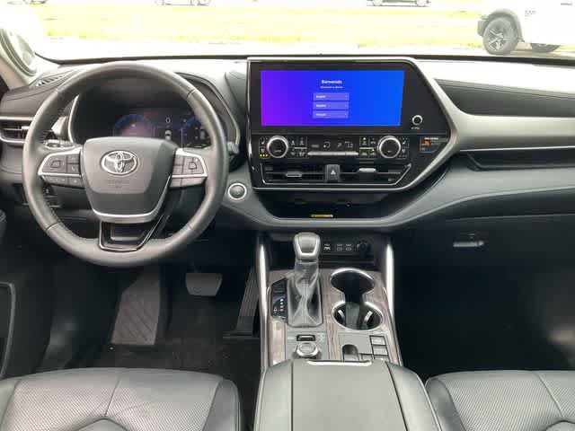 Used 2024 Toyota Highlander Limited AWD/4WD image 19