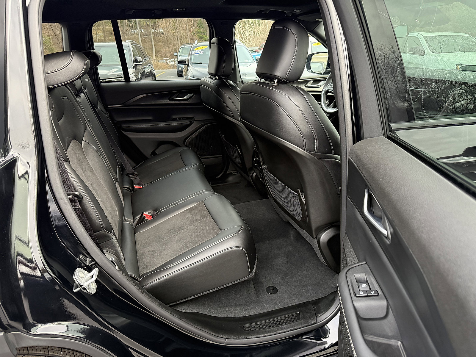 Used 2025 Jeep Grand Cherokee Altitude image 17