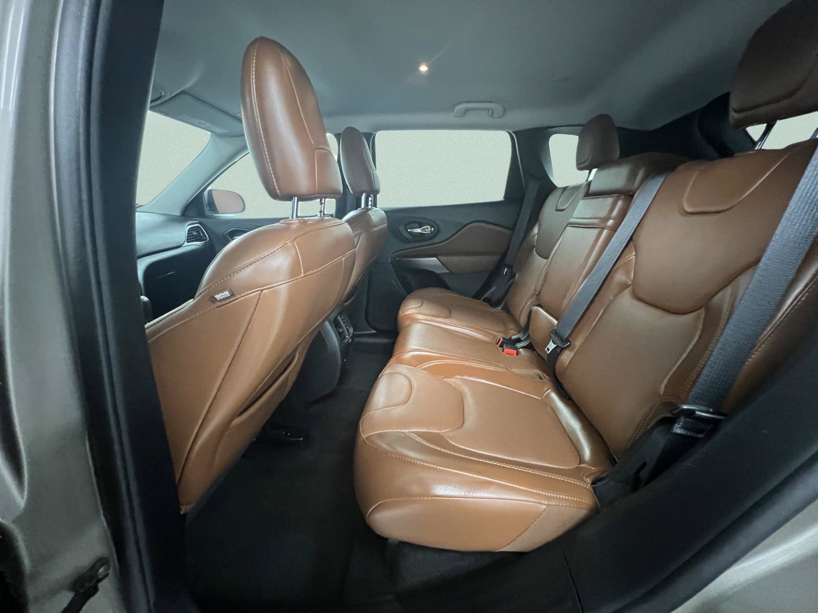 Used 2019 Jeep Cherokee Overland w/ Technology Group FWD image 34