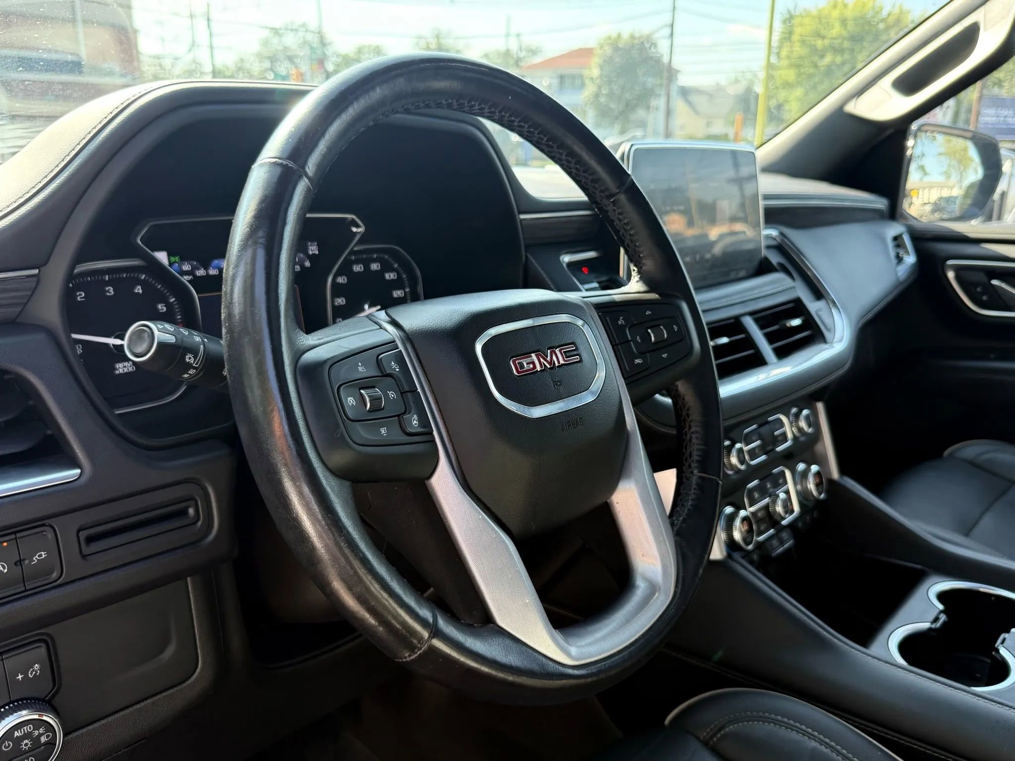 Used 2021 GMC Yukon XL SLT w/ SLT Premium Package image 9