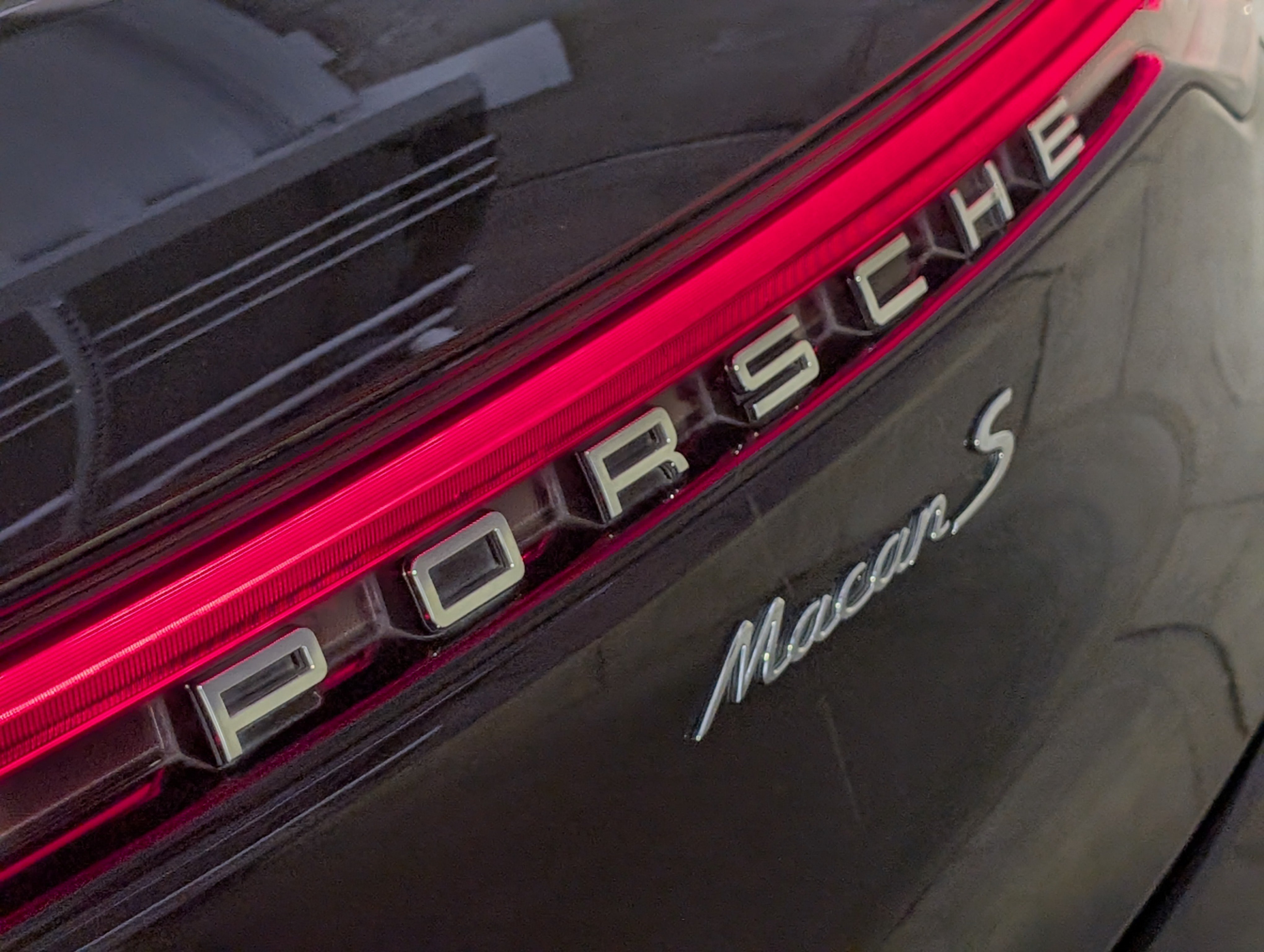 Certified 2022 Porsche Macan S AWD/4WD image 17